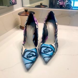 Nine West Artistic floral heals. Size 5 1/2 with 3 inch heals.